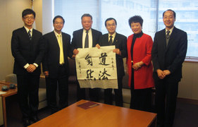 （写真）劉顕権・北東アジア開発研究院常務理事長の浜田政務官表敬