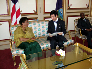 （写真）新大統領に総理親書を手交する伊藤政務官