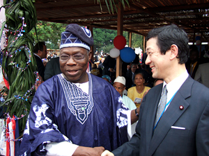 （写真）オバサンジョ・ナイジェリア大統領と懇談する伊藤政務官