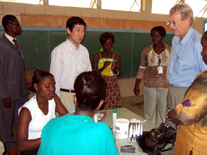 （写真）UNICEFサイトを視察する伊藤政務官