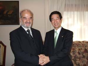 （写真）在京イラク大使館主催歓迎昼食会に於いて）ジャアファーリ・イラク首相と（平成17年12月6日）