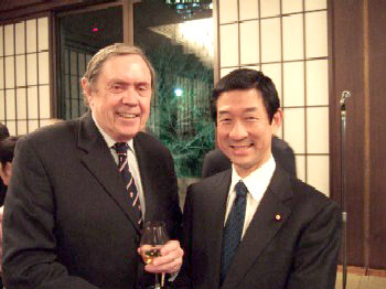 （写真）麻生外務大臣主催ジョンストンOECD事務総長訪日記念レセプション　ジョンストンOECD事務総長とともに。（平成18年3月14日、於：外務省飯倉別館）