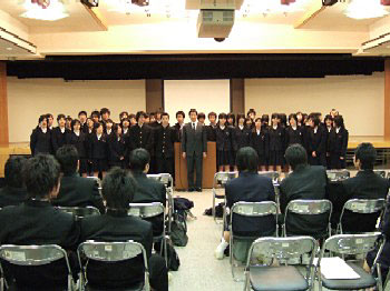 （写真）外務省講堂において、福岡県筑紫丘高等学校の生徒に対して、講演を行う伊藤政務官（平成18年3月22日）