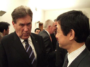 （写真）グロース・ドイツ連邦経済技術大臣の訪日（駐日ドイツ大使主催レセプション、平成18年3月22日、於：駐日ドイツ大使公邸　グロース・ドイツ連邦経済技術大臣と懇談する伊藤政務官