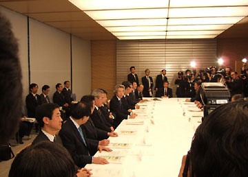 （写真）食料・農業・農村政策推進本部に外務大臣の代理として出席する伊藤政務官。伊藤政務官は、WTOドーハ・ラウンド交渉やEPA交渉について述べるとともに、リベリア出張の際にライス米国国務長官に対して日本産の米を贈呈したことを紹介した。