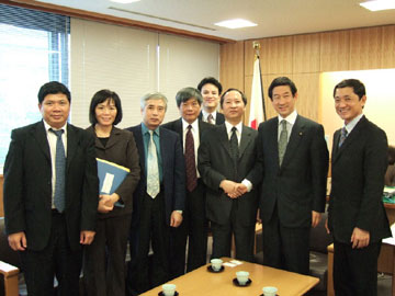 （写真）カオ・ビエット・シン・ベトナム計画投資副大臣との会談（平成18年4月26日）