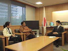 (写真)外務省政務官室において