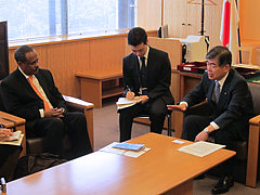 （写真）テワドロス・メレッセ国際家族計画連盟（IPPF）事務局長による加藤外務大臣政務官への表敬-1