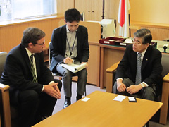 （写真）アヒム・シュタイナー国連環境計画（UNEP）事務局長による加藤外務大臣政務官表敬