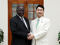 （キバキ・ケニア大統領（左）と河井政務官（右））