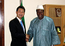 （河井政務官（左）とコナレAU委員長（右））