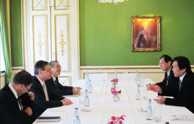 （写真）アヤロン・イスラエル副外相との会談
