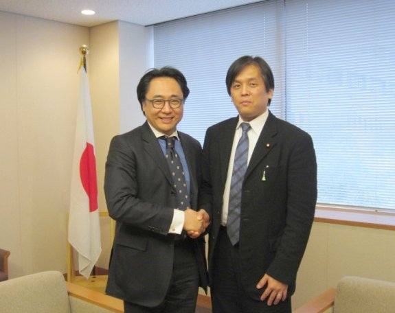 イム・ソンビン韓国青瓦台緑色成長企画官室先任行政官の中野外務大臣政務官表敬