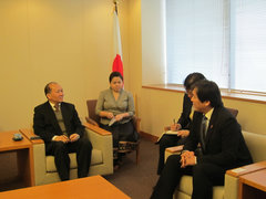 （写真）ソンプー・ラオス日本友好議員連盟会長一行と中野外務大臣政務官との懇談-3