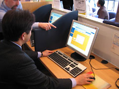 （写真）Learndirectセンターで実際に教材を体験