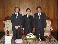 （写真）スリヴォン国家計画投資委員会委員長と桂駐ラオス大使