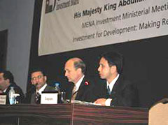 （写真）OECD-MENA投資に関する閣僚会合でスピーチを行う遠山外務大臣政務官