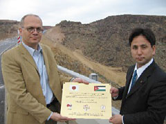 （写真）死海博物館に至る観光道路にて