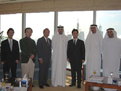 （写真）サイード・ムンタフィク／ドバイ開発庁長官と（政務官の左隣）