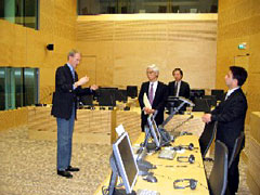 （写真）ICC内の法廷で説明を聞く政務官