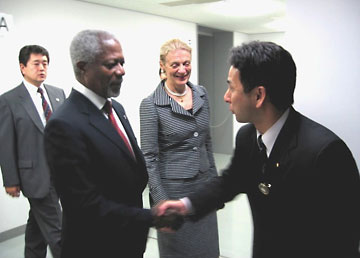 （写真）アナン国連事務総長の出迎え（平成18年5月16日）