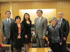 （写真）在カナダ日系人リーダーの山花外務大臣政務官表敬