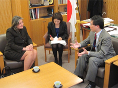 （写真）山花外務大臣政務官とカルデナス駐日コロンビア大使の懇談-2