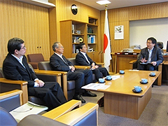 （写真）海外コンサルティング企業協会会長等による山花外務大臣政務官への表敬