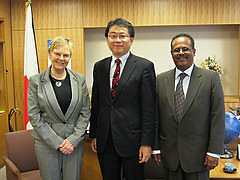 （写真）ジル・グリア国際家族計画連盟（IPPF）事務局長による山花外務大臣政務官への表敬 1