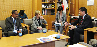 （写真）ジル・グリア国際家族計画連盟（IPPF）事務局長による山花外務大臣政務官への表敬 2