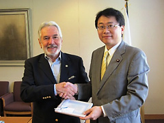 （写真）サントス・ニカラグア外務大臣と握手する山花政務官
