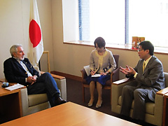 （写真）サントス・ニカラグア外務大臣と会談する山花政務官