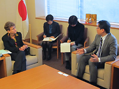 （写真）アティンク世界銀行副総裁による山花外務大臣政務官表敬
