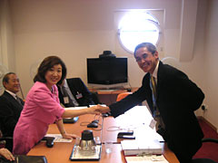 （写真）ウィティット北朝鮮人権状況特別報告者と山中政務官