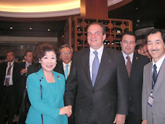 （写真）カラマンリス首相と挨拶を交わす山中政務官