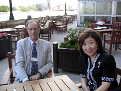 （写真）コープ英議会科学部長と