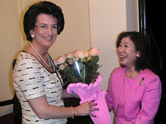 （写真）ブルジャナッゼ国会議長他との意見交換