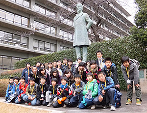(写真)東久留米市立第七小学校の皆さん (陸奥宗光像の前で)