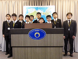 (写真)静岡聖光学院中学校の皆さん(記者会見室にて)