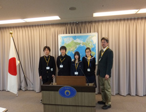 (写真)県立高岡高等学校の皆さん(記者会見室にて)