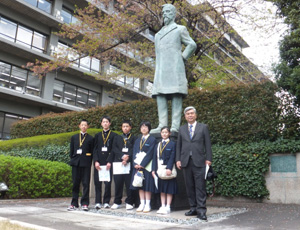 (写真)陸前高田市立第一中学校の皆さん(陸奥宗光像の前で)
