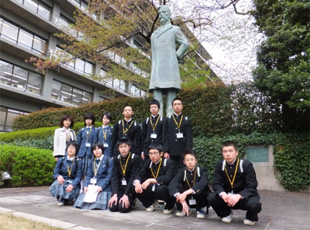 (写真)西川町立西川中学校の皆さん(陸奥宗光像の前で)