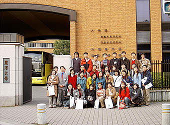 麗澤大学正門前（中国参加者）