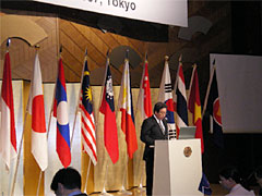 （写真）（宇野政務官による開会スピーチ）