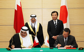 （写真）署名式に立ち会う両首脳