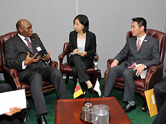 （写真）エイベ・エイシ・カメルーン外務大臣と会談する前原外務大臣