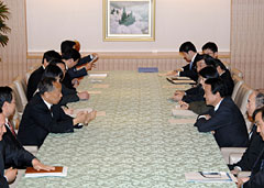 （写真）日中外相会談