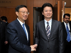 （写真）日中外相会談1