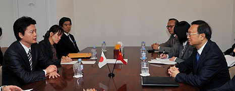 （写真）日中外相会談2