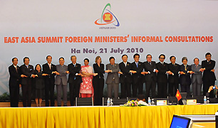 （写真）東アジア首脳会議（EAS）参加国非公式外相協議集合写真